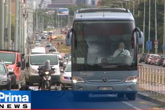 VDEO: Reportér, kterého na kole srazil autobus, chybu neudělal, míní dopravní expert